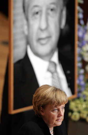 首相らシュピーゲル氏の告別式に参列、ドイツ・ユダヤ人社会の代表 - ドイツ