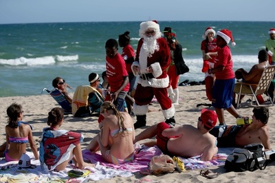 サンタさんが海水浴客に贈り物、米フロリダ州