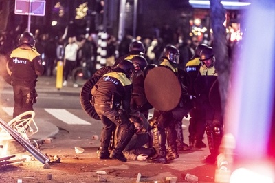 ロックダウン抗議デモが暴動に発展、警察が威嚇射撃 オランダ