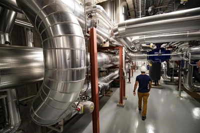 都市冷房の未来？ パリ地下を走る送水管ネットワーク