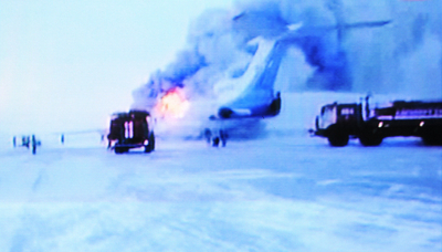 ロシアで滑走路走行中の旅客機が爆発、3人死亡