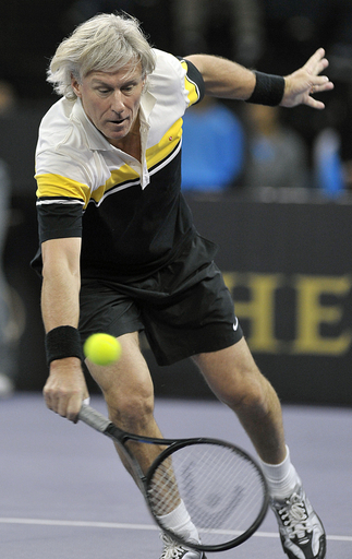 テニスエキシビションマッチでボルグ氏がマッケンロー氏に勝利