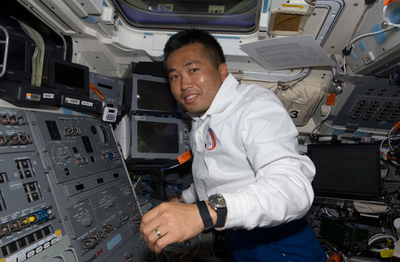 「ディスカバリー」、ISSドッキング前後の様子