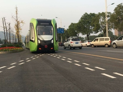 「軌道」は道路上の白線だけ　スマートレール電車が中国・湖南で試運転　