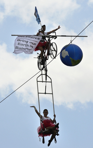 「地球にもバランスを」、環境問題国際会議で綱渡りの曲芸披露
