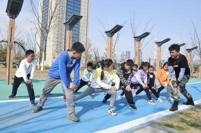 「塾禁止令」の中国で子どものスポーツ教室増加 「新たな受験戦争」の見方も