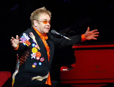 エルトン・ジョン、長期公演「レッド・ピアノ」200回目を迎える