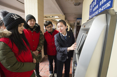 春節の帰省ラッシュ、外国人留学生がボランティアに挑戦　中国・西安駅