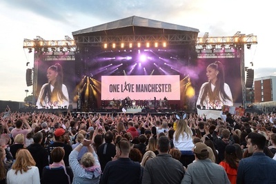 A・グランデら、慈善コンサートを英マンチェスターで開催 