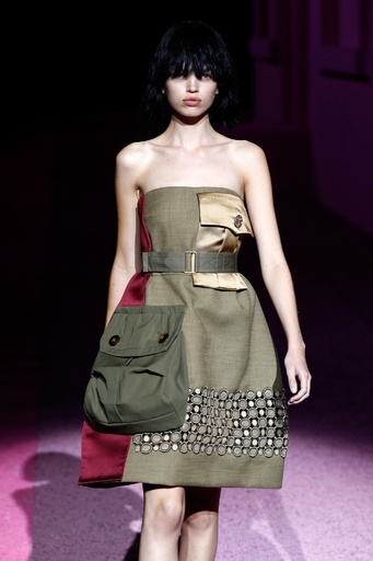 制服がコンセプト、「マーク ジェイコブス」15年春夏