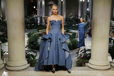 「キャロリーナ ヘレラ」17年春夏