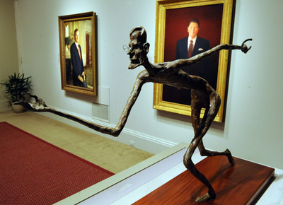 馬のてい鉄投げるパパ・ブッシュ、米美術館に