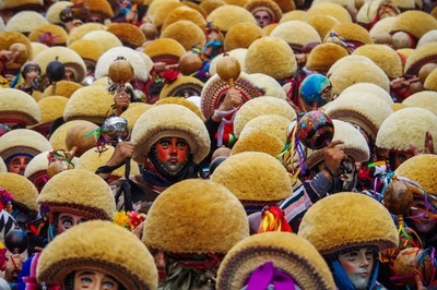 丸い帽子と仮面でパレード、伝統の祭り「パラチコ」 メキシコ