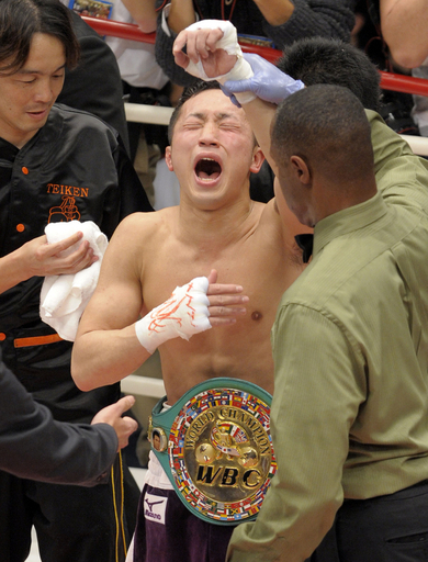 粟生、ラリオスに判定勝ち ボクシング世界戦フェザー級