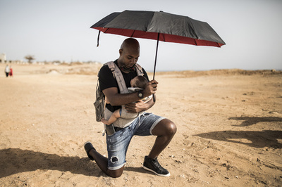 【今日の1枚】ひざまずいて祈る、わが子の未来に幸あれ
