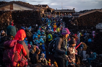 Japan ready to impose crowd control on Mount Fuji