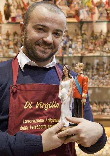 妊娠したキャサリン妃の人形、早くもナポリで登場