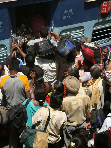 席めぐり口論、5歳児を列車から投げ出す インド