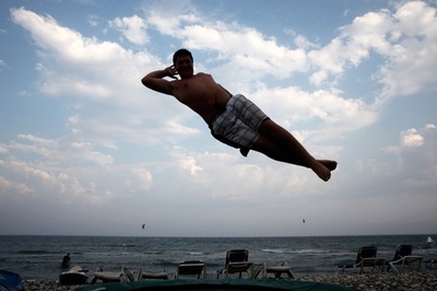 ビーチで夏を満喫する人々、キプロス