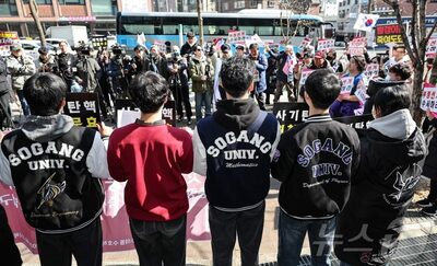 「私は極右」20～30代韓国の“愛国青年”…ユーチューブで結集して叫んだ「弾劾反対」