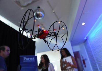 スマホで遊べる小型無人機2種、仏企業が発売へ