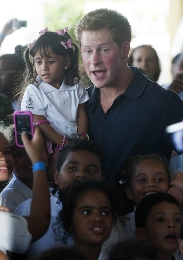 「ヘンリー王子に裸で敬礼」、フェイスブックの写真投稿ページに1万人超