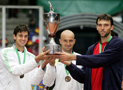 ＜テニス ARAGワールド・チーム・カップ＞クロアチア 表彰式で優勝トロフィーを手にする - ドイツ