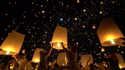 動画:満月の夜空を埋め尽くすランタン タイ伝統の祭り
