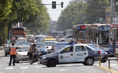 養父母が9年間監禁・虐待、15歳少女を保護 アルゼンチン