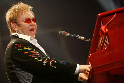 エルトン・ジョン、ドイツで「Red Piano」コンサート