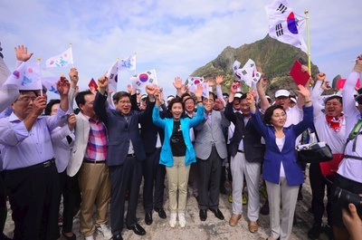 韓国の国会議員団が竹島上陸、朴大統領は「未来志向」呼び掛け