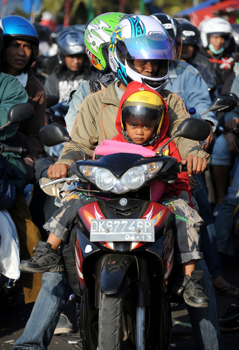 もうすぐラマダン明け、帰省で大移動始まる インドネシア