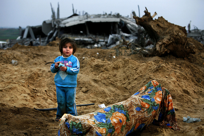 停戦下のガザ地区、がれきの中で日用品などを探す住民ら