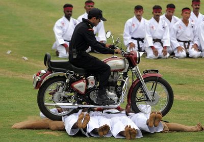 インド国家治安警備隊、記念式典で過酷すぎるトレーニング披露