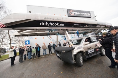 自作の水陸両用車で世界6万キロの旅に出発！エストニア