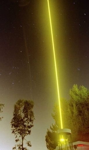 米の世界最大レーザー核融合施設、スーパーレーザーを公開