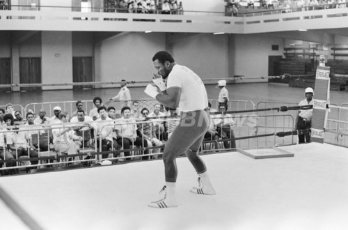 ボクシング元王者「スモーキン・ジョー」フレージャー氏が死去 写真8枚 ファッション ニュースならMODE PRESS powered by