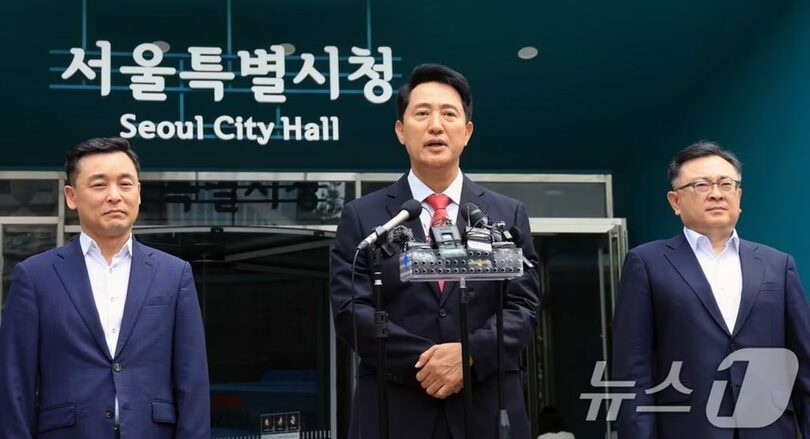 4日、ソウル市庁で市民に感謝のあいさつをするオ・セフン（呉世勲）氏(c)news1