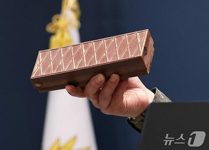 5日、ソウルの国防省で、韓国軍合同参謀本部のヤン・ジンヒョク作戦部長が掲げた北朝鮮軍の対人地雷(c)news1