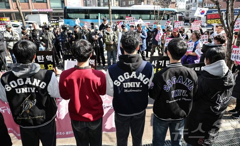 2月27日、ソウル・西江大学近くで開かれた「ユン・ソンニョル大統領弾劾反対集会」(c)news1