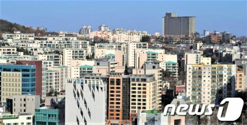 ソウル市龍山区（ヨンサング）漢南洞（ハンナムドン）から眺めた高級マンションの様子(c)news1