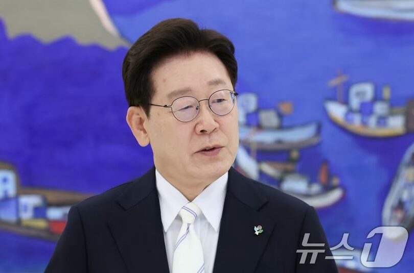 8日、青瓦台で開かれた四府要人との会合で発言するイ・ジェミョン（李在明）大統領(c)news1