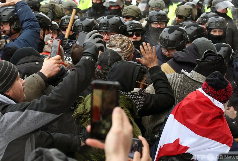 カナダ議事堂前 警察がトラックデモ隊を排除