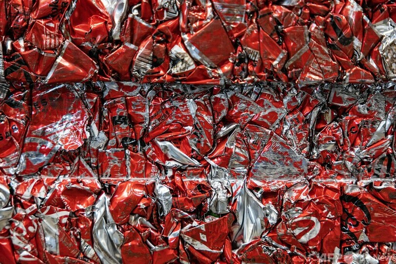 現代アート？ リサイクルされるアルミ缶