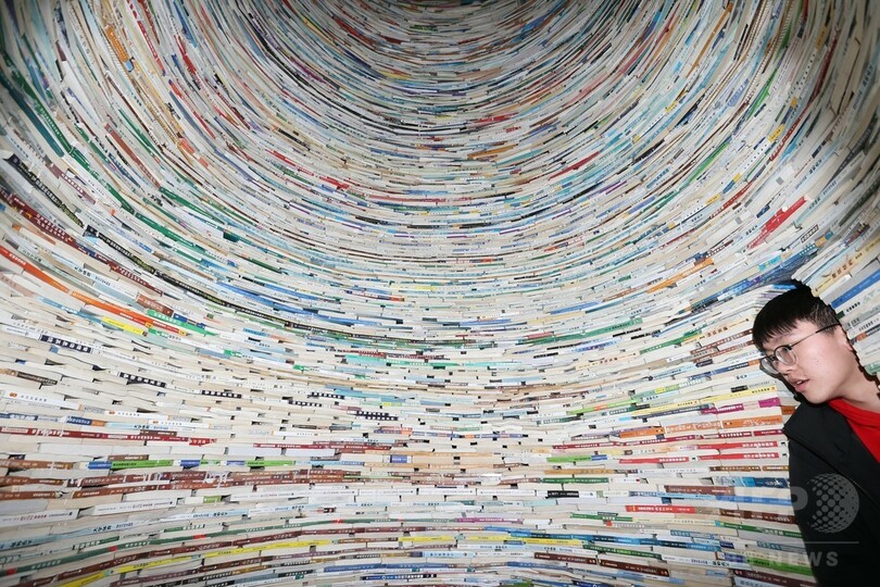 書籍14トン分、高さ11mの「本の塔」 西安建築科技大学