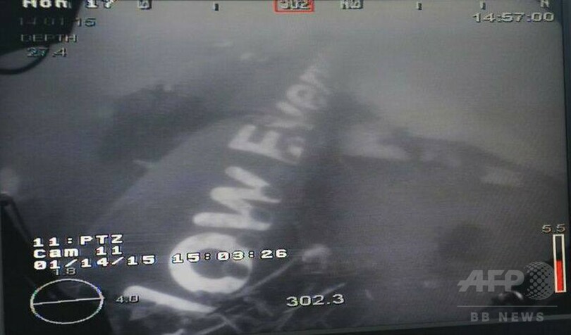 墜落エアアジア機の胴体部分を発見、シンガポール海軍