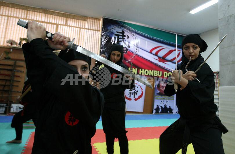 イラン女性に「忍術」が人気？華麗な技を披露