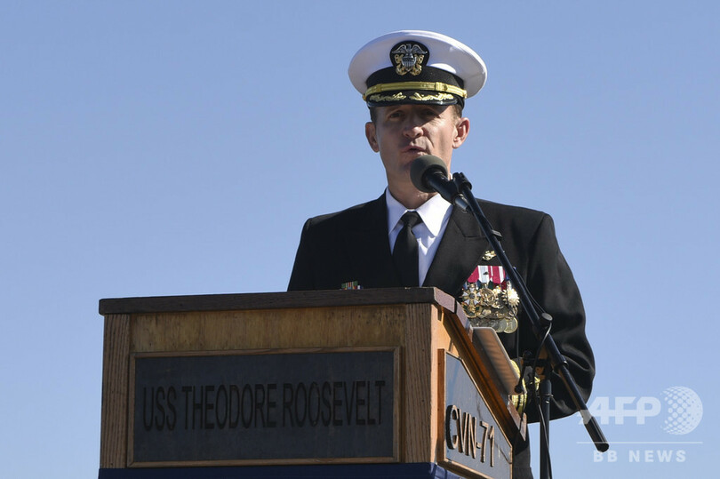 コロナ対応めぐり解任の米空母艦長、乗組員の声援受け下船