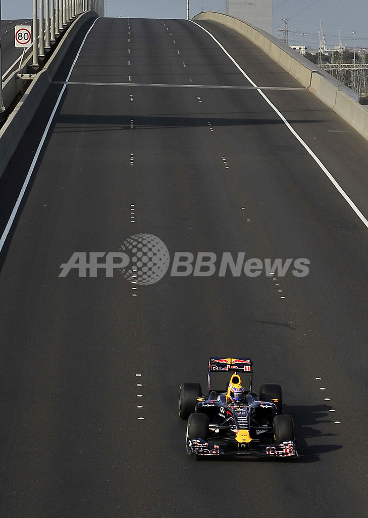 開幕近づく、F1マシンが橋の上を走行 メルボルン