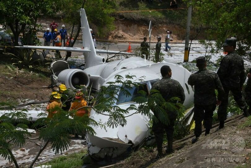 滑走路外れた航空機が大破、6人負傷 ホンジュラス